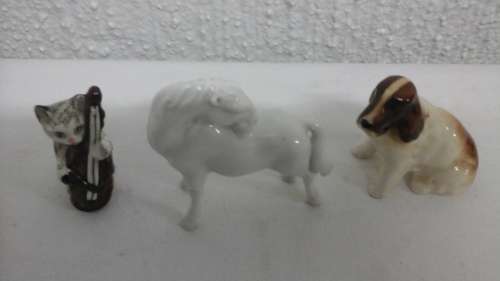 THREE FANTASTIC VINTAGE CERAMIC FIGURINES OF A HORSE, DOG AND A CAT. SIMPLY GORGEOUS!