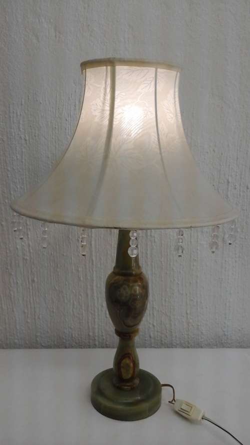 ABSOLUTELY EXQUISITE VINTAGE ONYX LAMP WITH SHADE. STUNNING AND CLASSY!