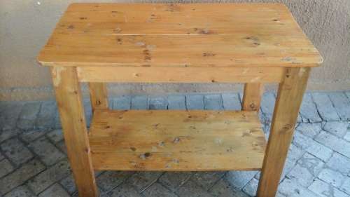 INCREDIBLE VINTAGE OREGON PINE LOOKING KITCHEN TABLE. PRACTICLE, FUNCTIONAL & STUNNING!