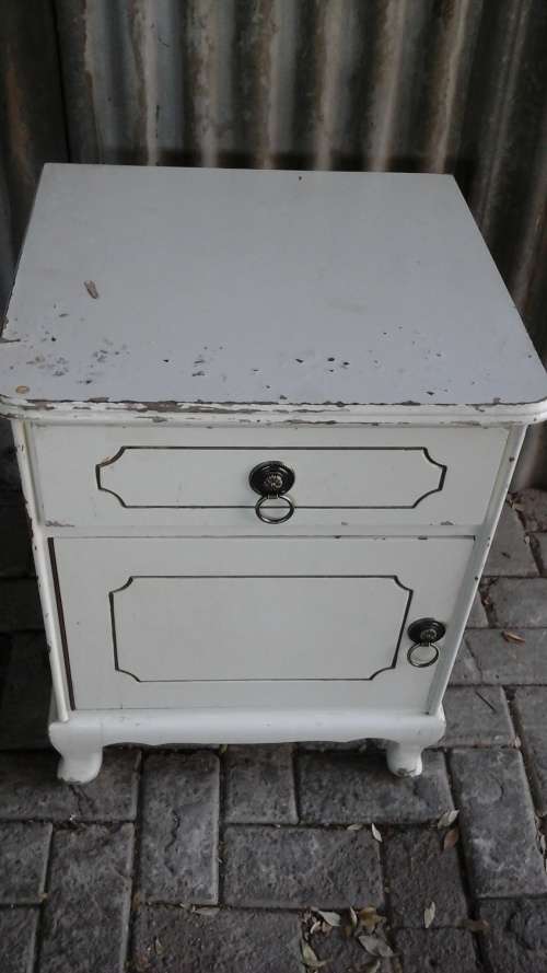 REALLY FANTASTIC VINTAGE SHABBY CHIC BEDSIDE PEDESTAL/ CUPBAORD. SIMPLY STUNNING & FUNCTIONAL PIECE!