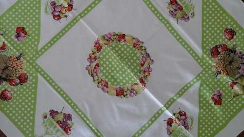 SIMPLY AMAZING VINTAGE TABLE CLOTH. MADE FROM COTTON WITH GORGEOUS FRUIT ILLUSTRATIONS. STUNNING!