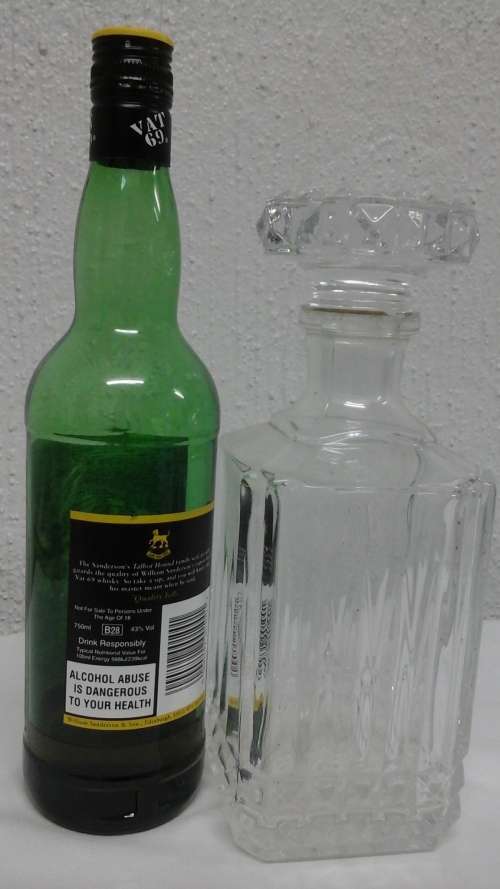 ABSOLUTELY EXQUISITE  VINTAGE CUT GLASS DECANTER. REALLY GORGEOUS USEFUL PIECE!