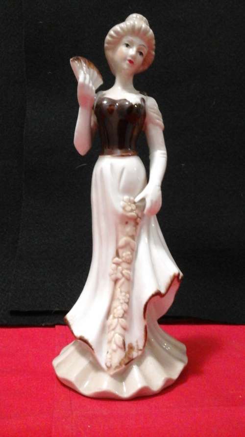 ABSOLUTELY STUNNING VINTAGE PORCELAIN FIGURINE OF A VICTORIAN LADY. BEAUTIFUL & COLLECTIBLE PIECE!