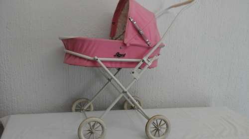 PERFECT PRESENT OR PROP. THIS PRETTY LITTLE VINTAGE DOLLS PRAM IS STUNNING