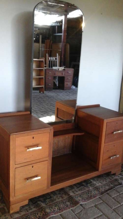 CLASSY AND SOLID VINTAGE OAK DRESSING TABLE. SIMPLY STUNNING, DIFFERENT & FUNCTIONAL PIECE!