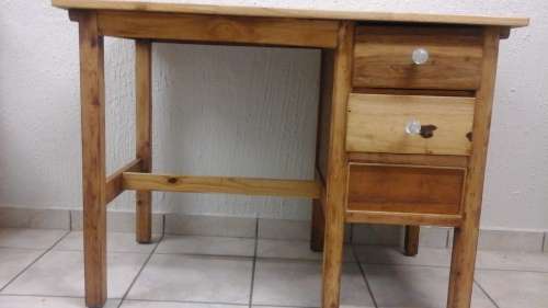 ADORABLE  LITTLE PINE DESK. PERFECT FOR A CHILDS ROOM OR A SMALL SPACE.