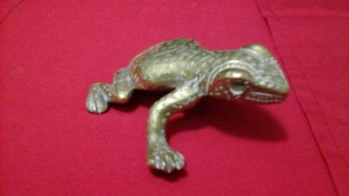 MAGNIFICENT VINTAGE FROG ORNAMENT. AWESOME DECORATIVE AND COLLECTIBLE PIECE!