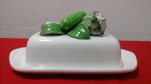 MAGNIFICENT VINTAGE BUTTER DISH. MADE IN ITALY. HAS A STUNNING VEGETABLE HANDLE. FANTASTIC PIECE!