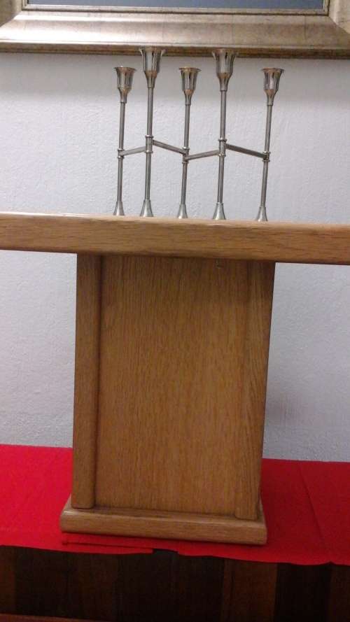 SIMPLY GORGEOUS OAK FINISH COFFEE TABLE. TOTALLY AWESOME AND FUNCTIONAL PIECE!