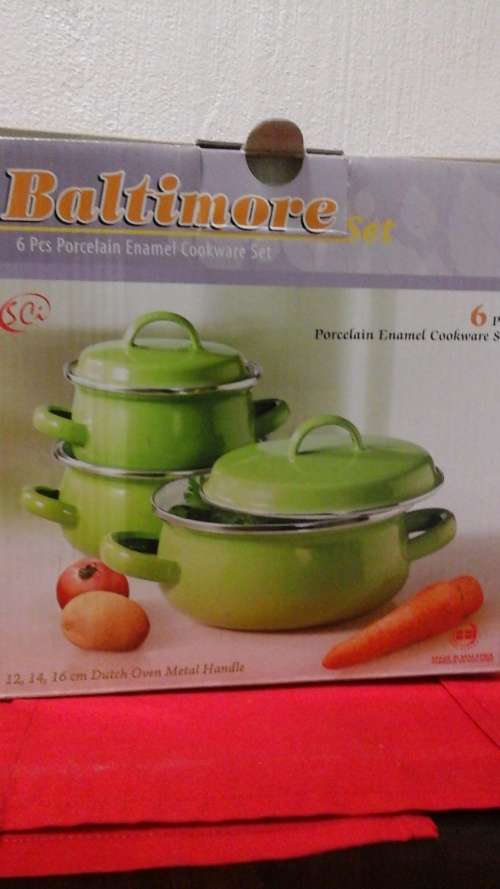 wow !!!!!!! A PORCELAIN ENAMEL 6 PIECE COOK WARE SET STILL IN ITS BOX