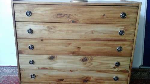 ABSOLUTELY GORGEOUS  PINE CHEST OF DRAWERS. THERE ARE FIVE DRAWERS IN TOTAL. FABULOUS & FUNCTIONAL!