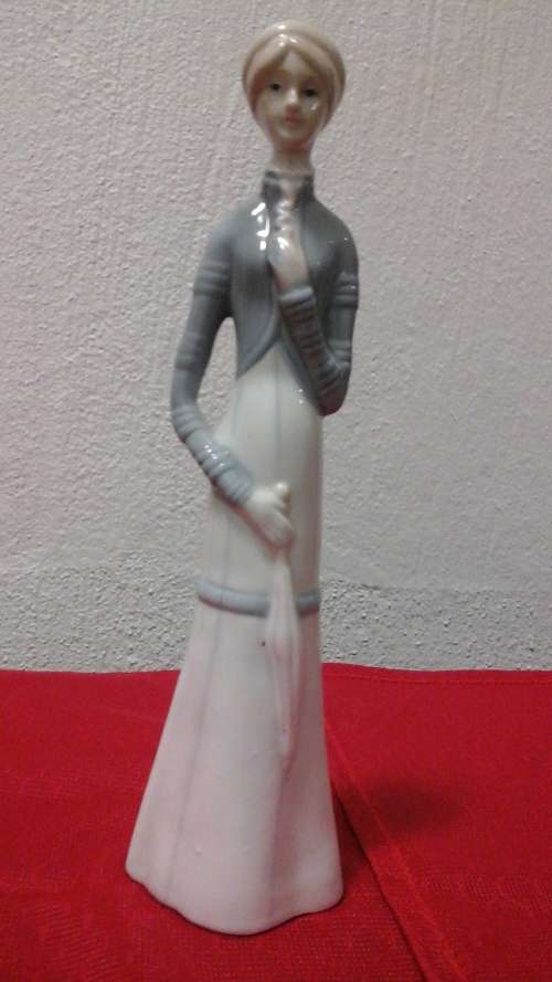 ABSOLUTELY STUNNING VINTAGE PORCELAIN FIGURINE OF A VICTORIAN LADY. BEAUTIFUL & COLLECTIBLE PIECE!
