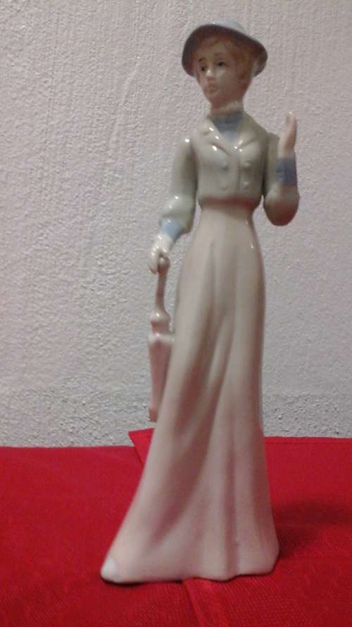 ABSOLUTELY STUNNING VINTAGE PORCELAIN FIGURINE OF A VICTORIAN LADY. BEAUTIFUL & COLLECTIBLE PIECE!