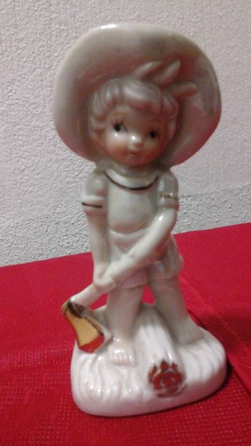 ABSOLUTELY STUNNING VINTAGE PORCELAIN FIGURINE OF A VICTORIAN BOY. BEAUTIFUL & COLLECTIBLE PIECE!
