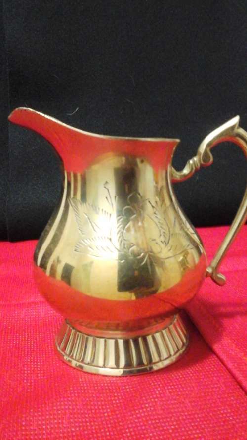 AWESOME VINTAGE BRASS MILK JUG/ CREAMER. STUNNING, DECORATIVE AND COLLECTIBLE!