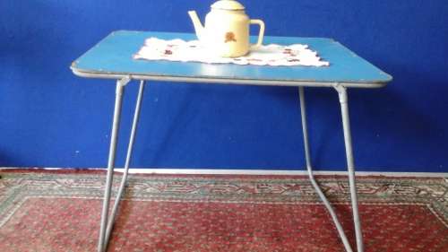 FANTASTIC VINTAGE FOLD UP TABLE. AWESOME AND FUNCTIONAL PIECE!