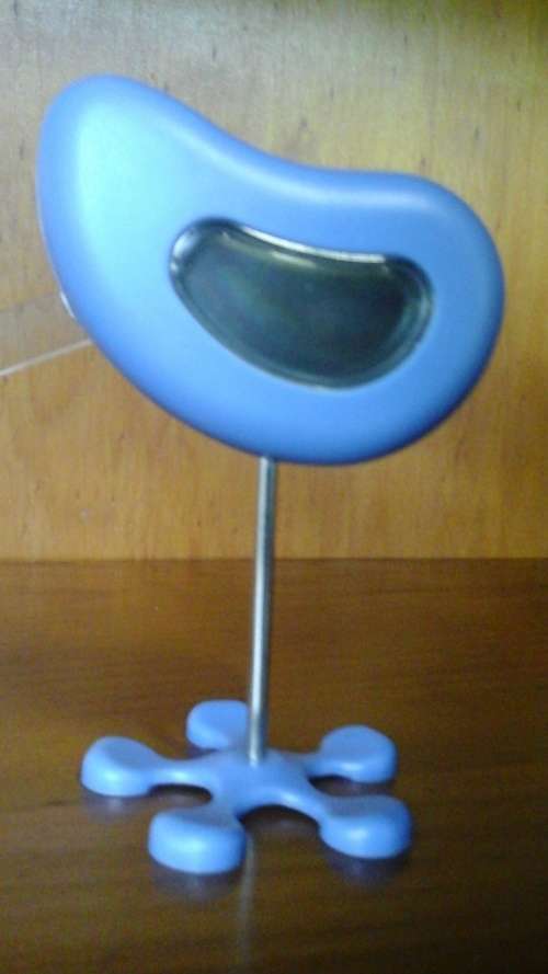 PERFECT FOR YOUR DESK A FLOWER CLOCK WITH A PAPER CLIP