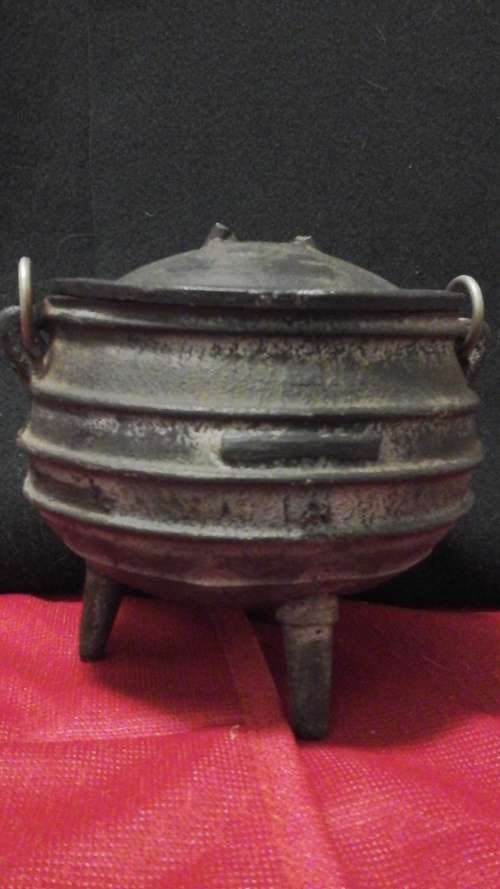 WOW THIS IS A CAST IRON LOOKING POTJIE POT. BUT IT IS DEFINITLY NOT MADE OF CAST IRON