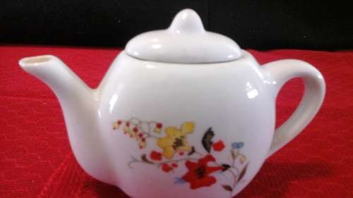 CUTE AND COLLECTIBLE A KIDDIES MINI TEAPOT