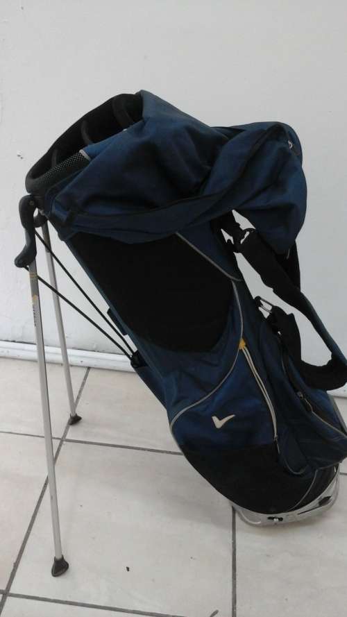 MAGNIFICENT CALLAWAY GOLF GOLF BAG. HAS ITS OWN STAND. ZIPPABLE COVER FOR CLUBS AND LOTS OF POUCHES