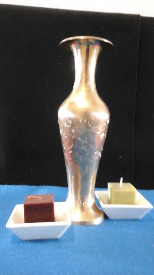 AWESOME VINTAGE BRASS VASE. SIMPLY STUNNING PIECE!