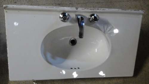 FANTASTIC PRESUMABLY PORCELAIN BATHROOM BASIN WITH BRASS TAPS.