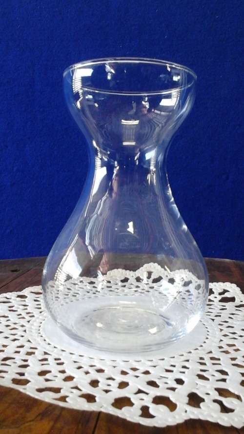 SIMPLY EXQUISITE AND DAINTY GLASS VASE. ABSOLUTELY FANTASTIC AND BEAUTIFUL PIECE!
