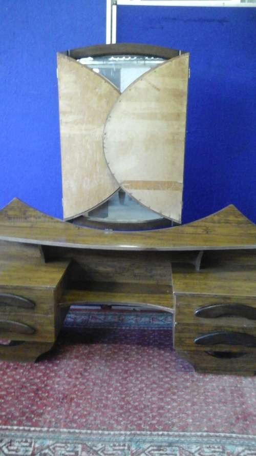 MAGNIFICENT OAK DRESSING DRESSING TABLE. A STURDY, SOLID AND GORGEOUS PIECE OF FURNITURE!