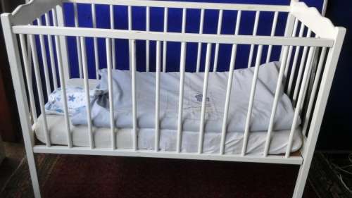 SIMPLY TERRIFIC WOODEN BABY COT. ABSOLUTELY FANTASTIC PIECE FOR THE LITTLE ONE TO REST THEIR HEAD!