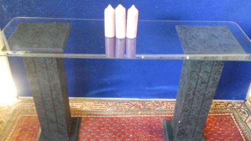 LOOKING FOR THE PERFECT PIECE FOR AN ENTRANCE .THIS CERAMIC&GLASS PODIUM WILL BE PERFECT