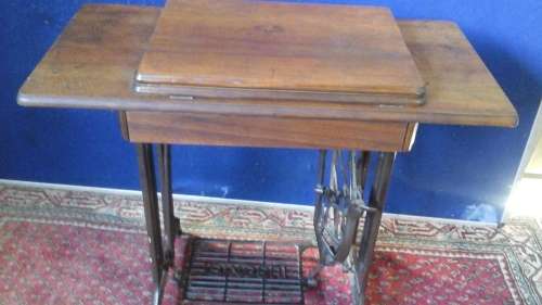 TERRIFIC FIND. A SUPERB VINTAGE SINGER TREADLE SEWING MACHINE. FANTASTIC DECORATIVE & COLLECTIBLE!