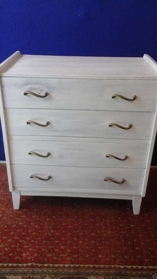 PERFECT FOR A CHILDS ROOM A WHITE PAINTED CHEST OF 4  DRAWERS WITH BRASS HANDLES