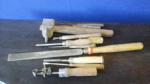 TERRIFIC ASSORTMENT OF ELEVEN WOOD WORKING TOOLS PLUS FOUR EXTRA HANDLES. FANTASTIC!