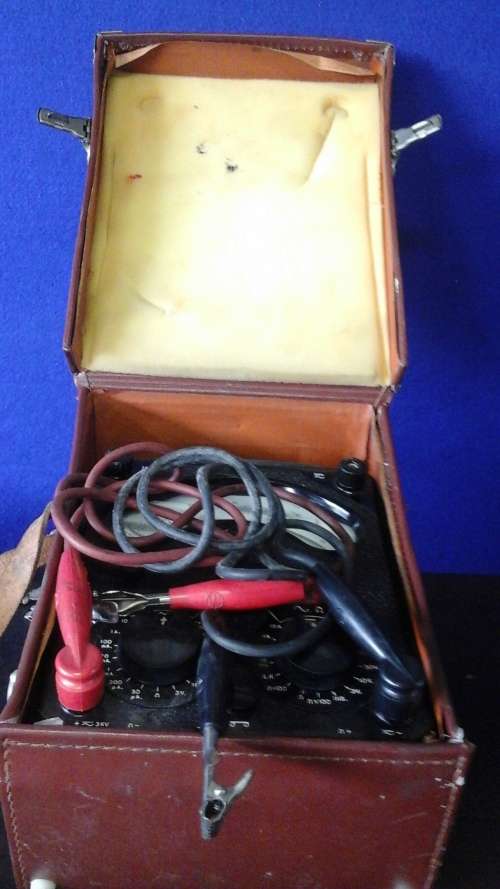 AN ORIGINAL AVO MULTI METER IN ITS ORIGINAL CARRY CASE. LOOKS LIKE IT MIGHT WORK