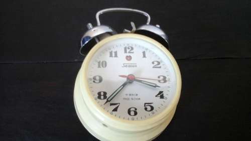 MAGNIFICENT VINTAGE SEASON BEDSIDE CLOCK. MADE IN CHINA. GREAT PIECE!