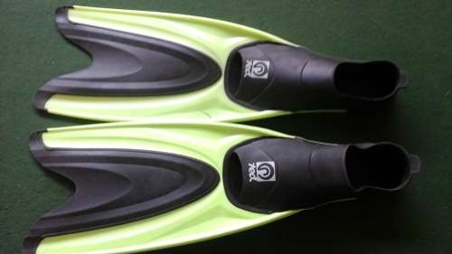 TERRIFIC 'RED' SWIMMING FINS/ FLIPPERS - FLOURESCENT GREEN. EU 36-38, UK 3-5, US 4-6. AWESOME!