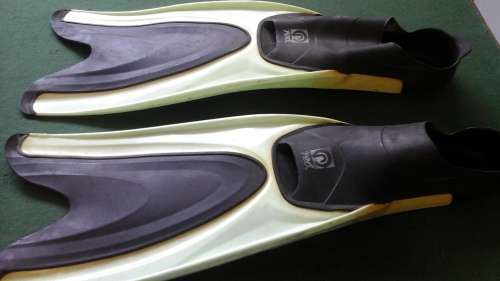 TERRIFIC 'RED' SWIMMING FINS/ FLIPPERS - FLOURESCENT GREEN. EU 42-44, UK 8-10, US 9-11. AWESOME!