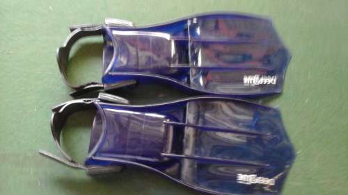TERRIFIC DEEP BLUE DIVE GEAR FINS/ FLIPPERS - DARK BLUE. SMALL. AWESOME!
