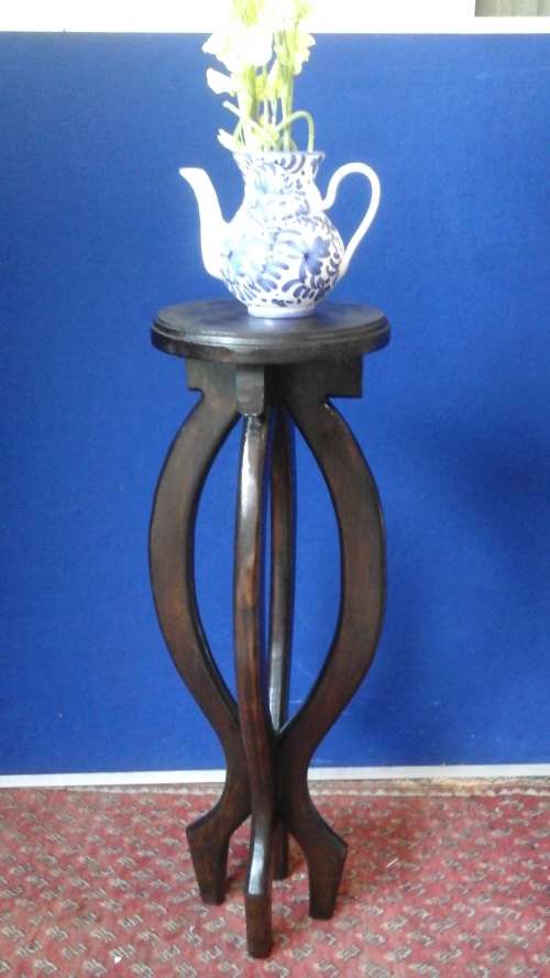 STYLISH AND BEAUTIFUL A MAGNIFICENT THREE LEGGED VINTAGE PALM STAND.  BEAUTIFUL PIECE