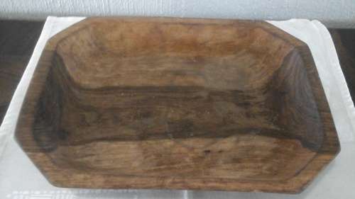 A PRACTICAL AND VINTAGE CARVED WOODEN FRUIT BOWL. WOOD IS A LOVELY MULTI TONED COLOUR