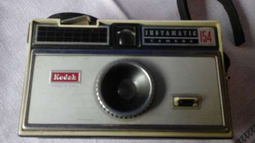 TERRIFIC VINTAGE KODAK 154 INSTAMATIC CAMERA. MADE IN U.S.A. FANTASTIC!