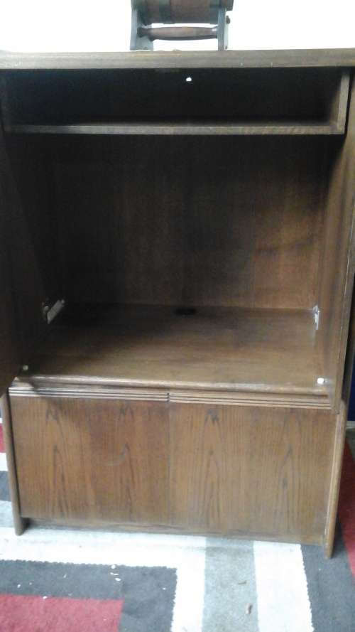 APPEALING TO THE EYE AND STRONG AND STURDY AT THE SAME TIME. A PRACTICAL BOOKSHELF OR DISPLAY UNIT