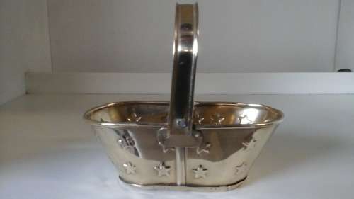 SIMPLY GORGEOUS MINIATURE BRASS BASKET. ADORABLE DECORATIVE AND FUNCTIONAL PIECE!