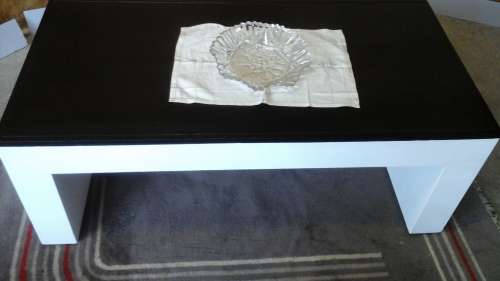 ABSOLUTELY TERRIFIC WOODEN COFFEE TABLE. PERFECT COMPLEMENT TO ANY COLOR SCHEME OR DECOR. FANTASTIC!