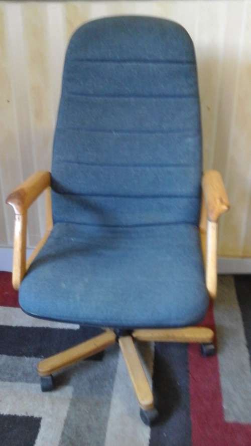 ABSOLUTELY TERRIFIC EXECUTIVE OFFICE CHAIR. FANTASTIC, PRACTICAL AND FUNCTIONAL PIECE!