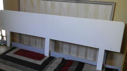 INCREDIBLE FREE STANDING WOODEN HEAD BOARD. DOUBLE BED. STUNNING & FUNCTIONAL PIECE!