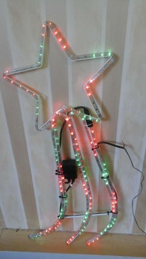 A MAJESTIC SHOOTING STAR SHAPED CHRISTMAS LIGHT