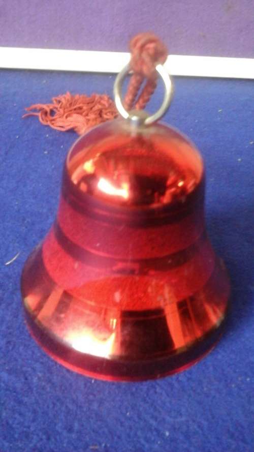 A MAGNIFICENT MUSICAL CHRISTMAS BELL. IT PLAYS SILENT NIGHT