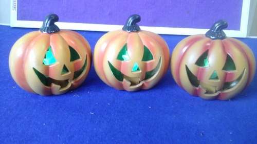 PERFECT DECORATION FOR THE WINDOW FOR THE NIGHT OF HALLOWEEN.ORNAMENTAL PUMPKIN WITH FLASHING LIGHT
