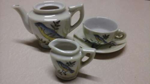 ABSOLUTELY ADORABLE & STUNNING KIDDIES TEA SET. TEAPOT, MILK JUG, TEACUP & SAUCER. ADORABLE SET!